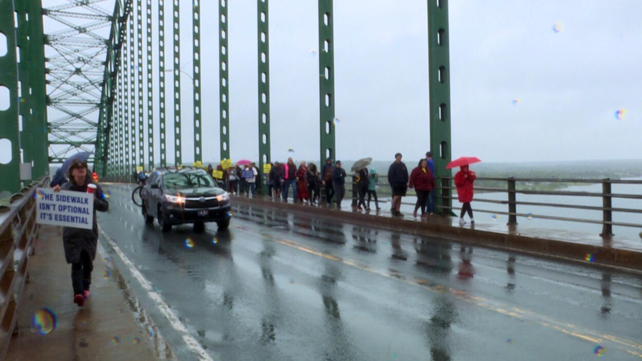 Des gens manifestent pour les trottoirs du pont du Centenaire à Miramichi