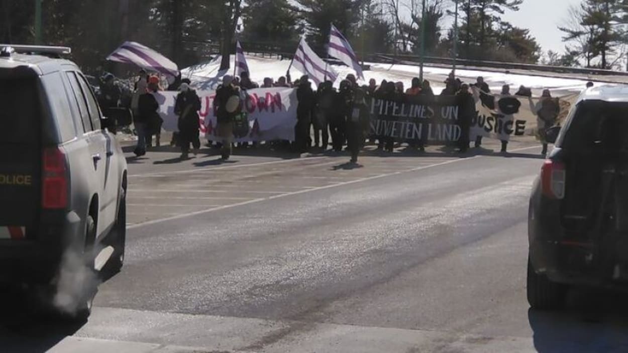 Des manifestants avec des banderoles