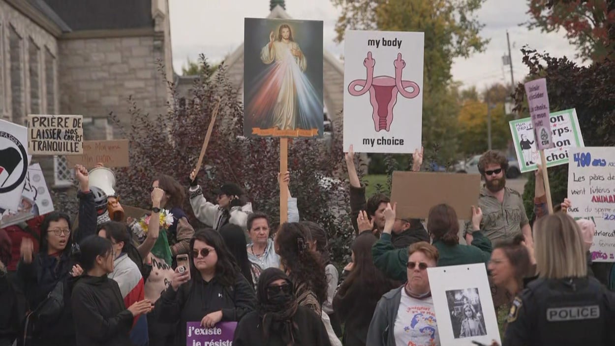 Contre-manifestation pro-choix face au rassemblement «Chaînes pour la vie»