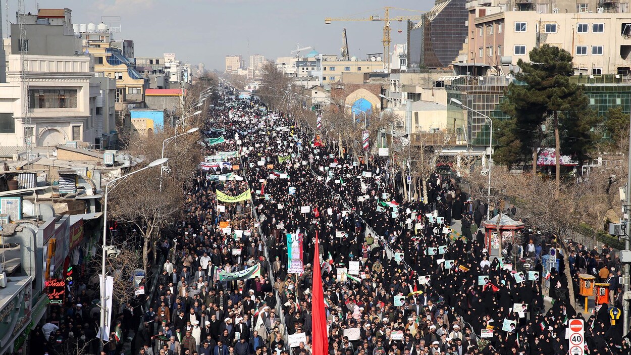 Des milliers de personnes marchent dans les rues de Machhad. Des milliers de personnes marchent dans les rues de Machhad.