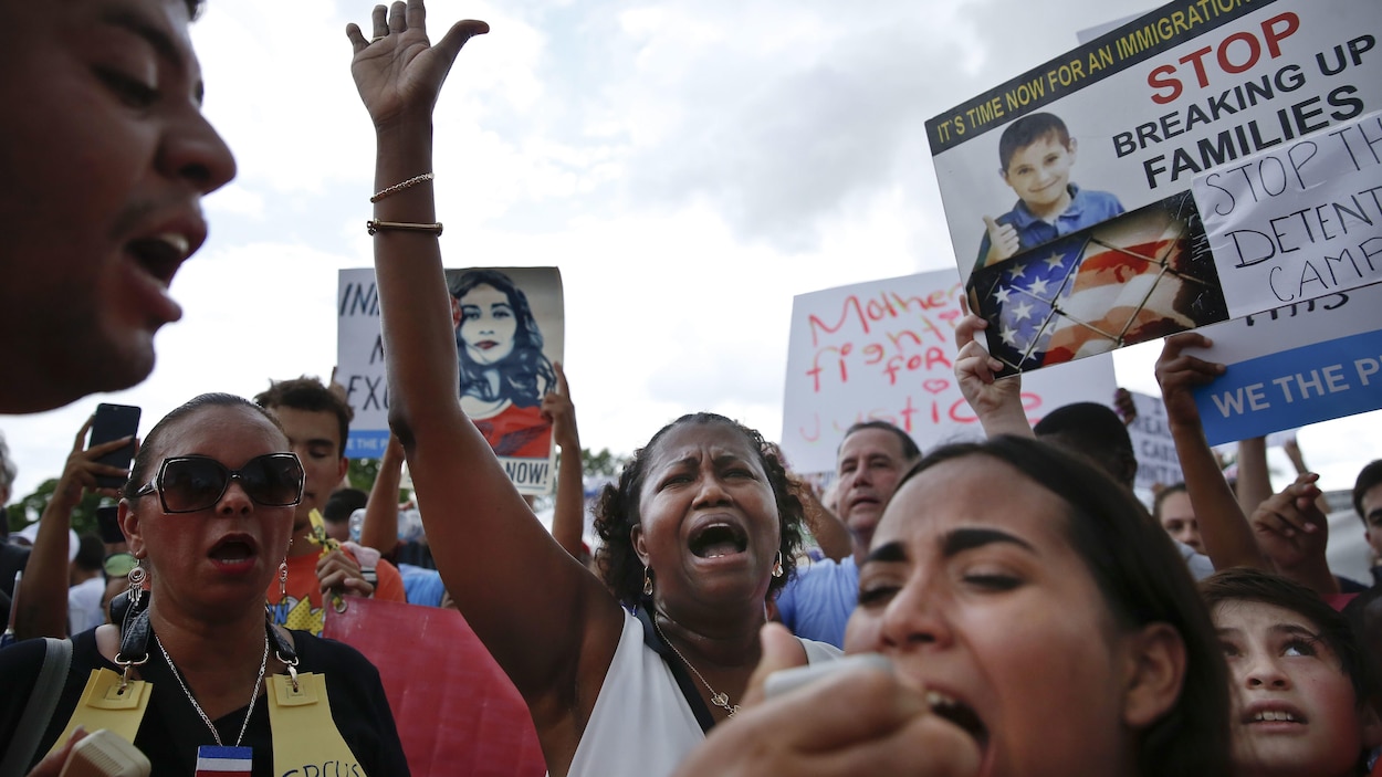 Plusieurs centaines de personnes se sont rassemblées devant les installations de l'immigration à Homestead, en Floride, où des enfants d'immigrants sont détenus.