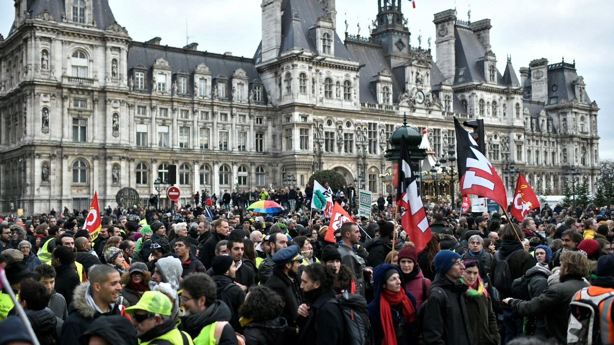 Une foule compacte de manifestants sur la place de l'hôtel de ville à Paris.