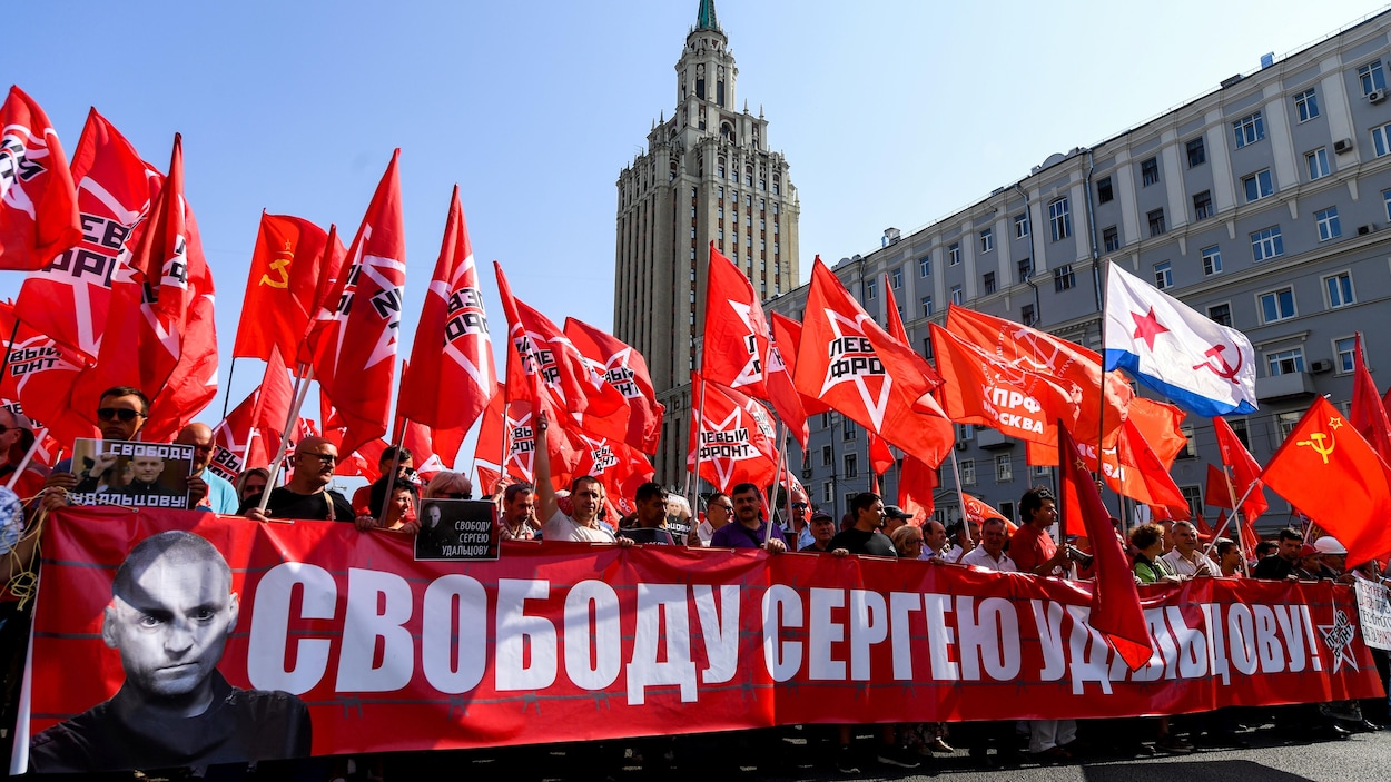 Des manifestants brandissent des drapeaux où il est écrit « Liberté pour Sergei Udaltsov » lors d'une manifestation contre la réforme des retraites à Moscou.