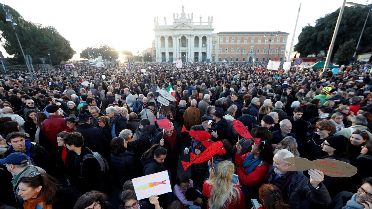Une foule de manifestants devant une église.