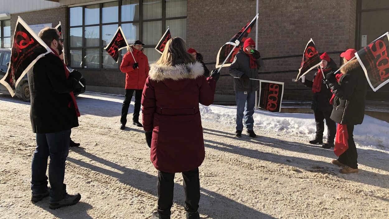 Des membres du SPGQ manifestent, en hiver.