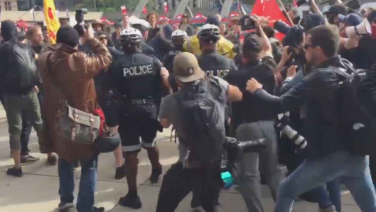 Des policiers, des photographes et des manifestants Des policiers, des photographes et des manifestants