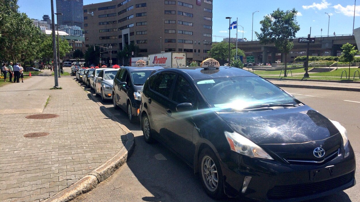 Des voitures de taxi stationnées lors d'une manifestation à Québec