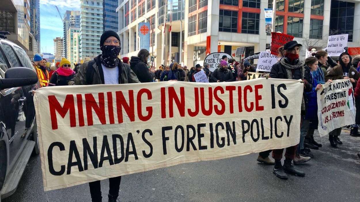 Des manifestants dans la rue.
