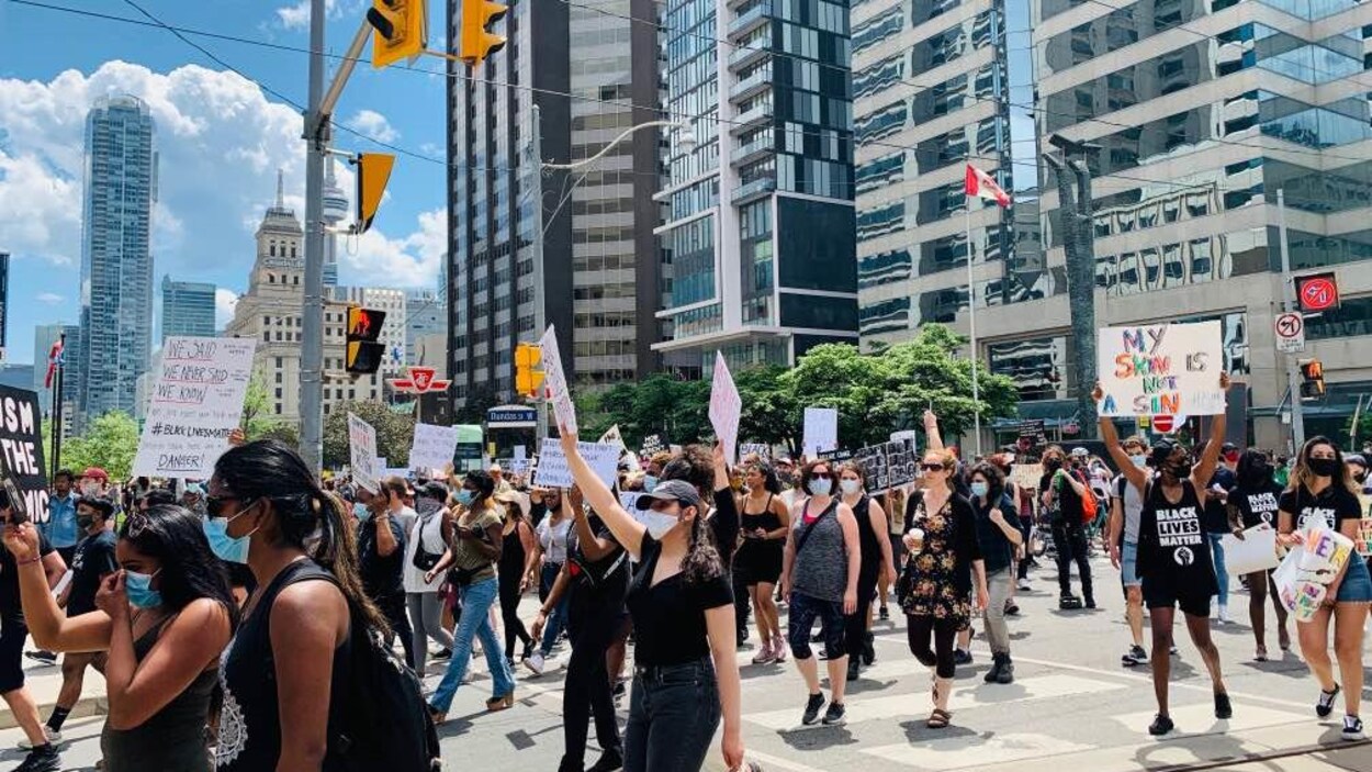 Des manifestants au centre-ville de Toronto.
