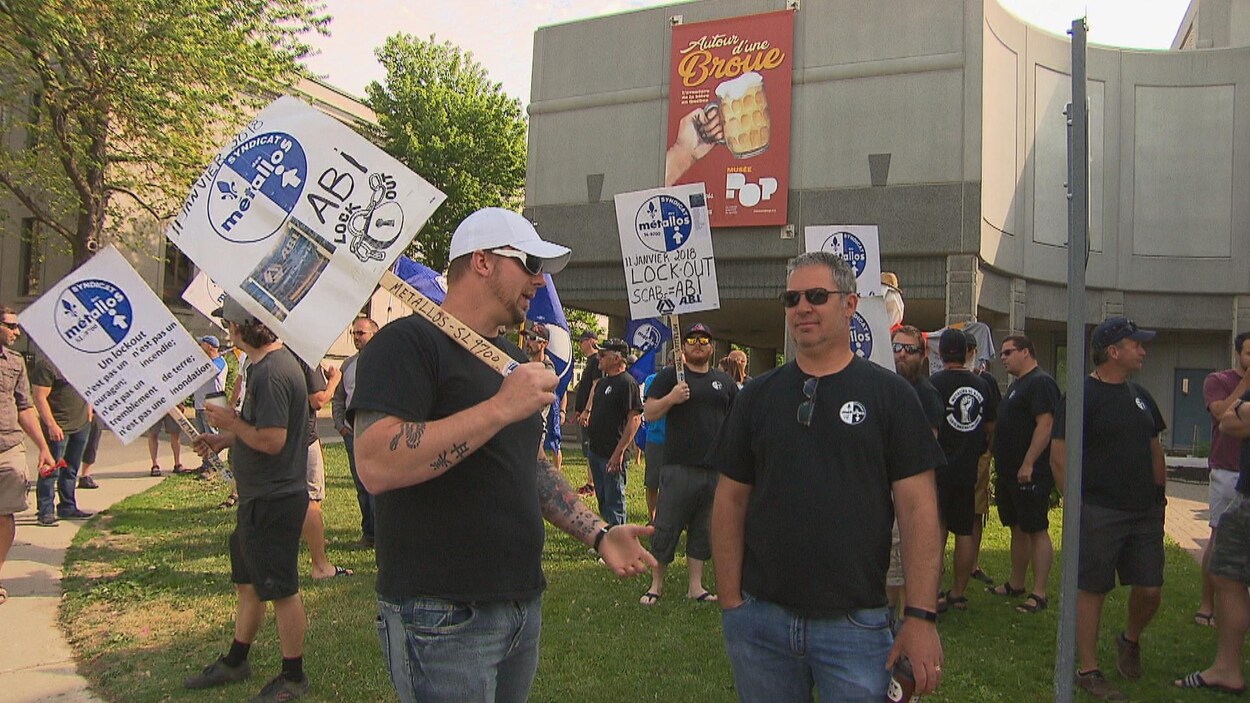 Des manifestants discutent devant le musée Pop de Trois-Rivières.