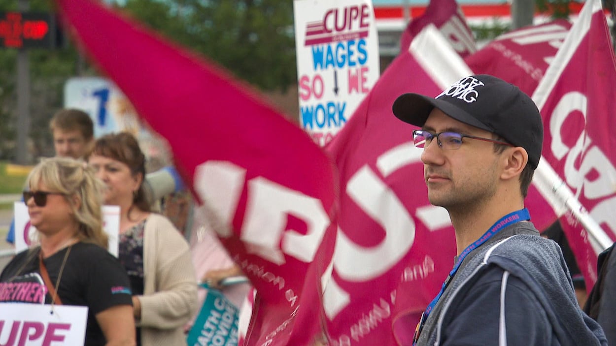 Faute d’une convention collective, des travailleurs de la santé protestent à Regina