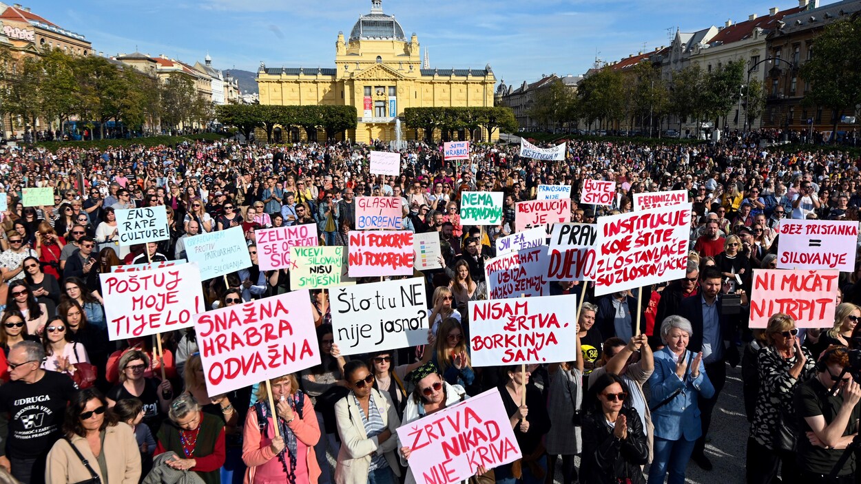 Des milliers de manifestants, certains brandissant des pancartes, devant le parlement de Croatie à Zagreb.