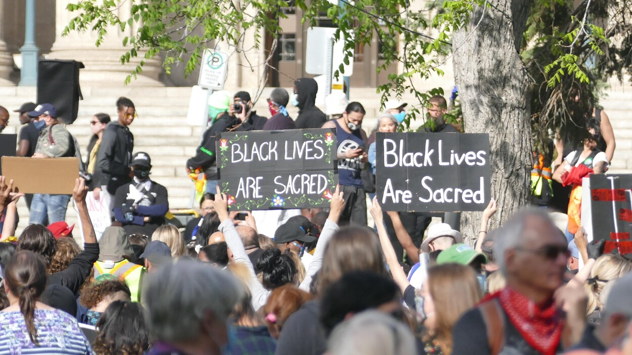 Des manifestants devant le palais législatif du Manitoba