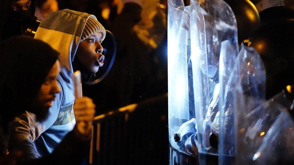 Des protestataires face-à-face avec des policiers antiémeutes.