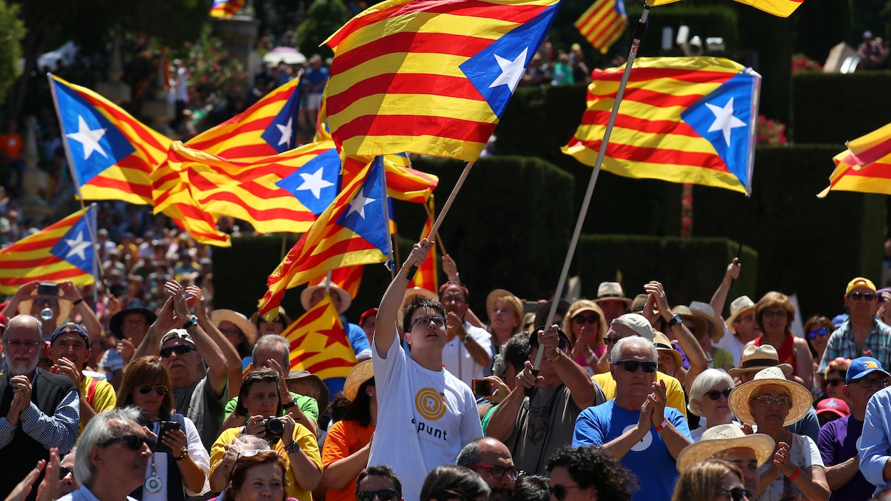 Des milliers d'indépendantistes catalans manifestent dans les rues de Barcelone. Des milliers d'indépendantistes catalans manifestent dans les rues de Barcelone.