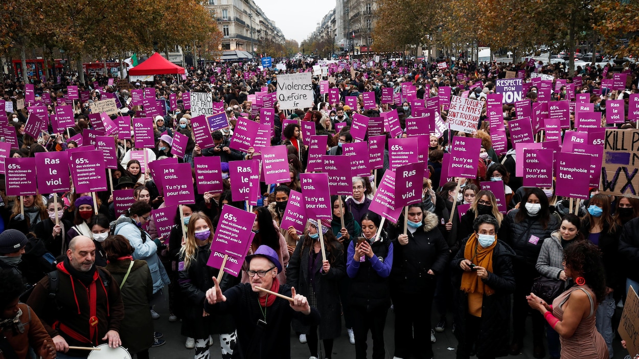 Des milliers de Français descendent dans la rue pour défendre les droits  des femmes | Radio-Canada