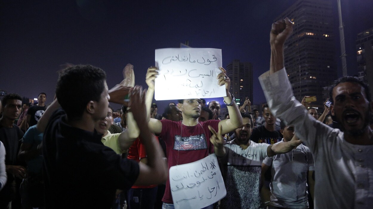 Des manifestants dans la nuit au Caire, en Égypte