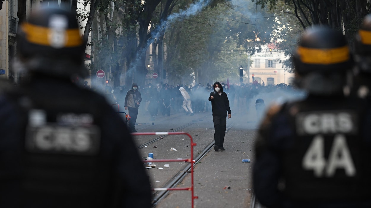 France : des tensions éclatent après des manifestations pacifiques