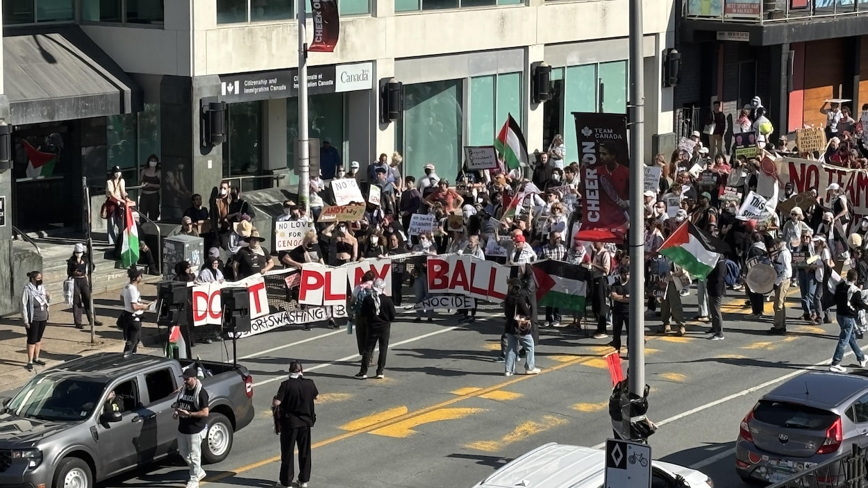 Près de 300 manifestants contre le tournoi de tennis Canada-Israël à Halifax