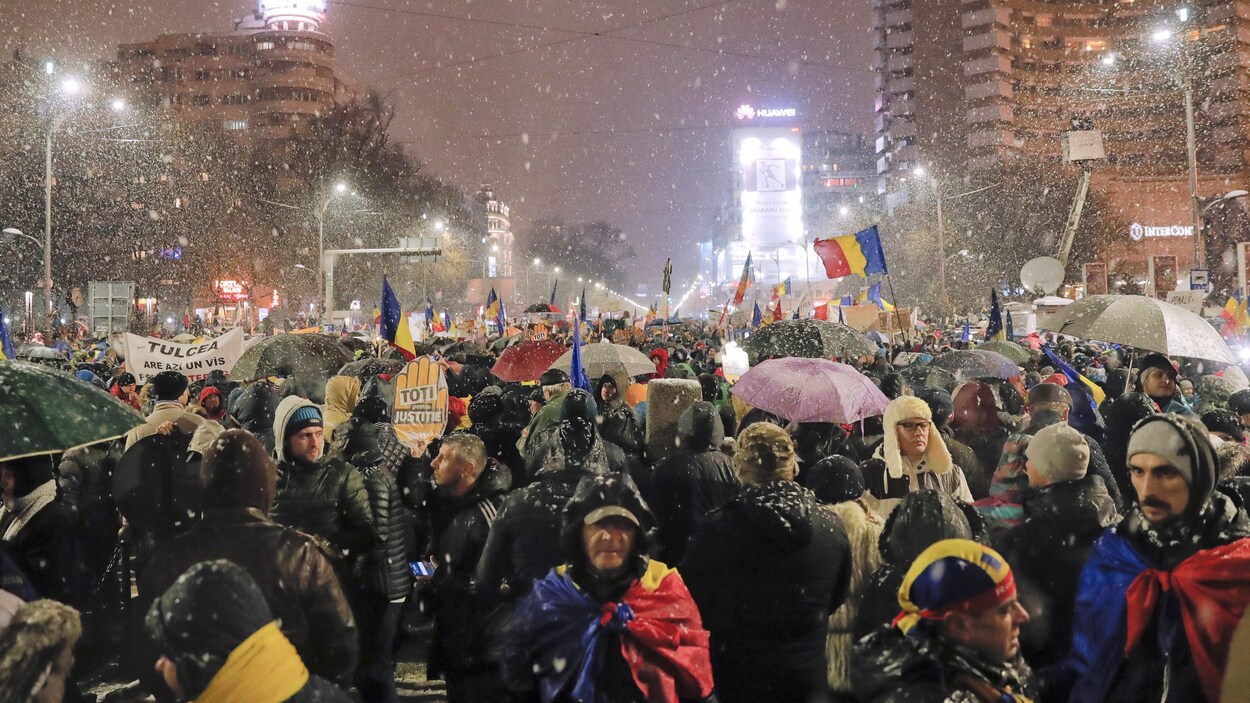 Les manifestants ont brandi des drapeaux roumains dans les rues de Bucarest samedi. Les manifestants ont brandi des drapeaux roumains dans les rues de Bucarest samedi.