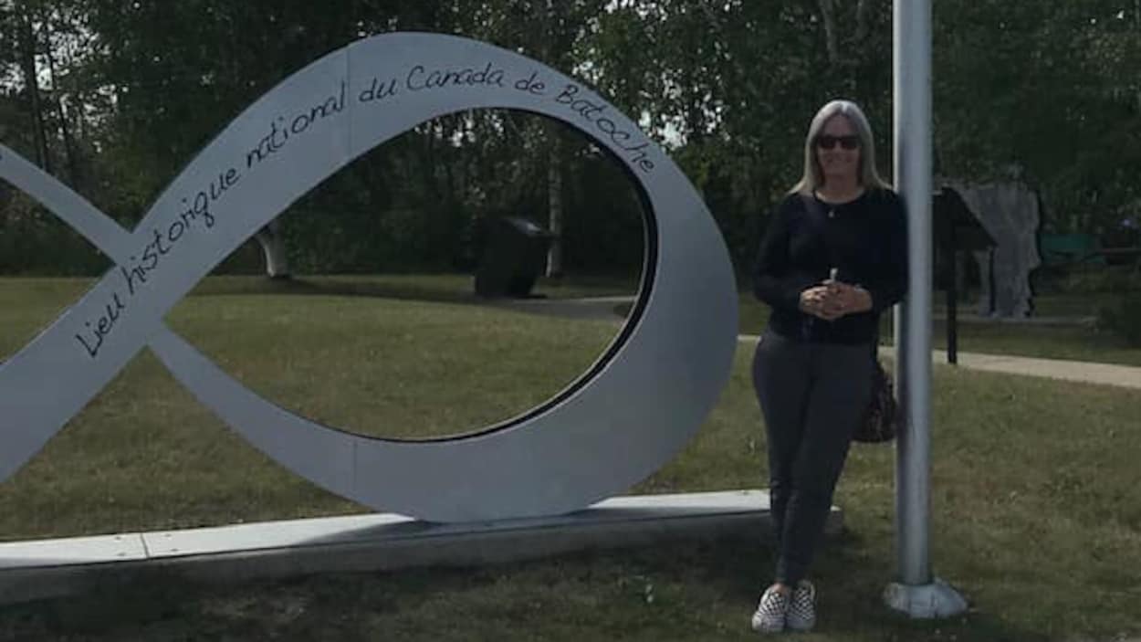 Mona Kines à coté d'une enseigne à Batoche.