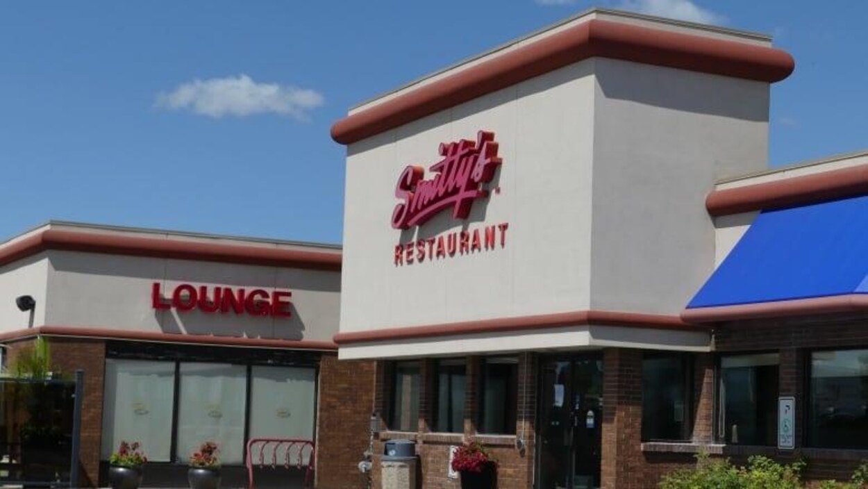 L’entrée du restaurant Smitty’s qui est fermé.