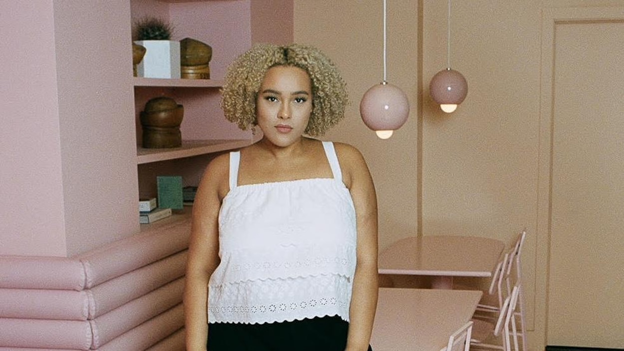 Une mannequin porte une création de la designer Mercedes Morin, qui conçu des vêtements mode en tailles fortes dans le cadre de l'initiative Incluses.