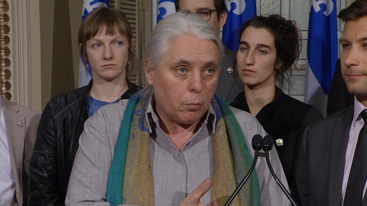 Manon Massé en point de presse, avec en arrière-plan les députés Catherine Dorion et Émilise Lessard-Therrien, entre autres, et Gabriel Nadeau-Dubois à ses côtés.