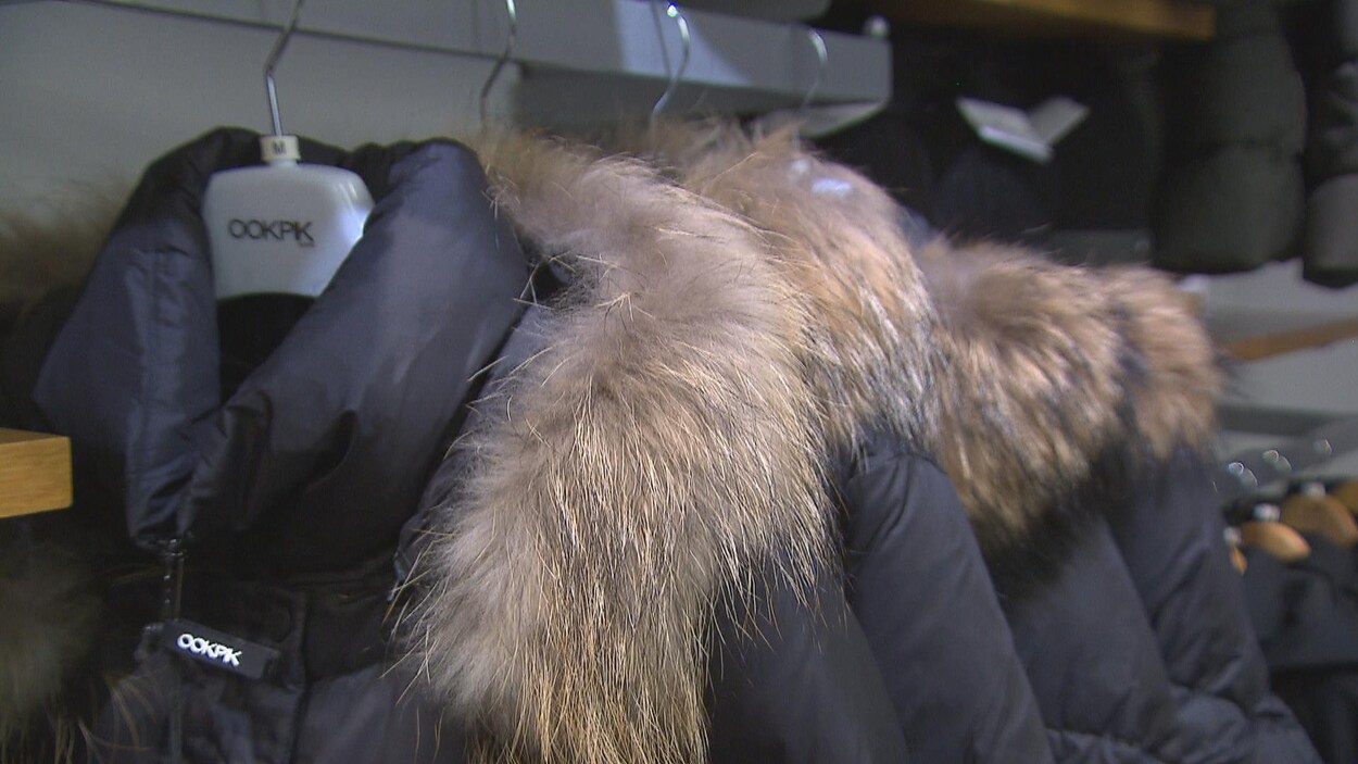 Des manteaux d'hiver sur un cintre,