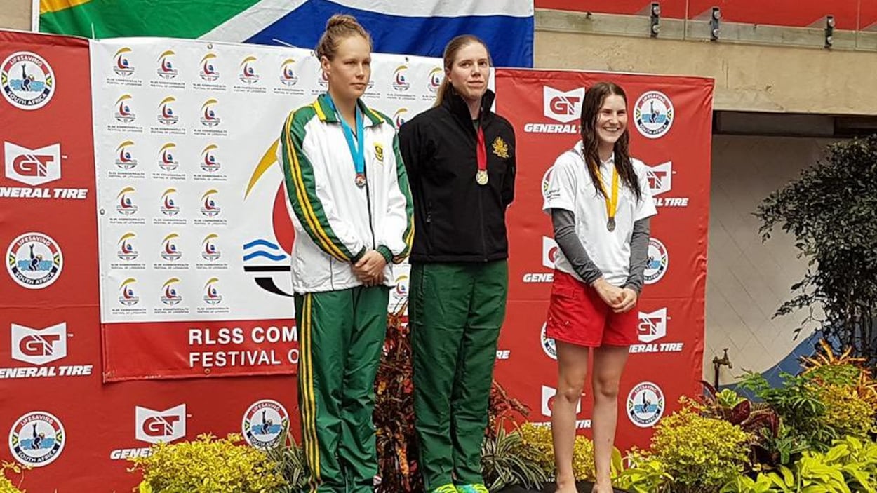 Manuelle Charbonneau (à droite) sur le podium à Durban, en Afrique du Sud