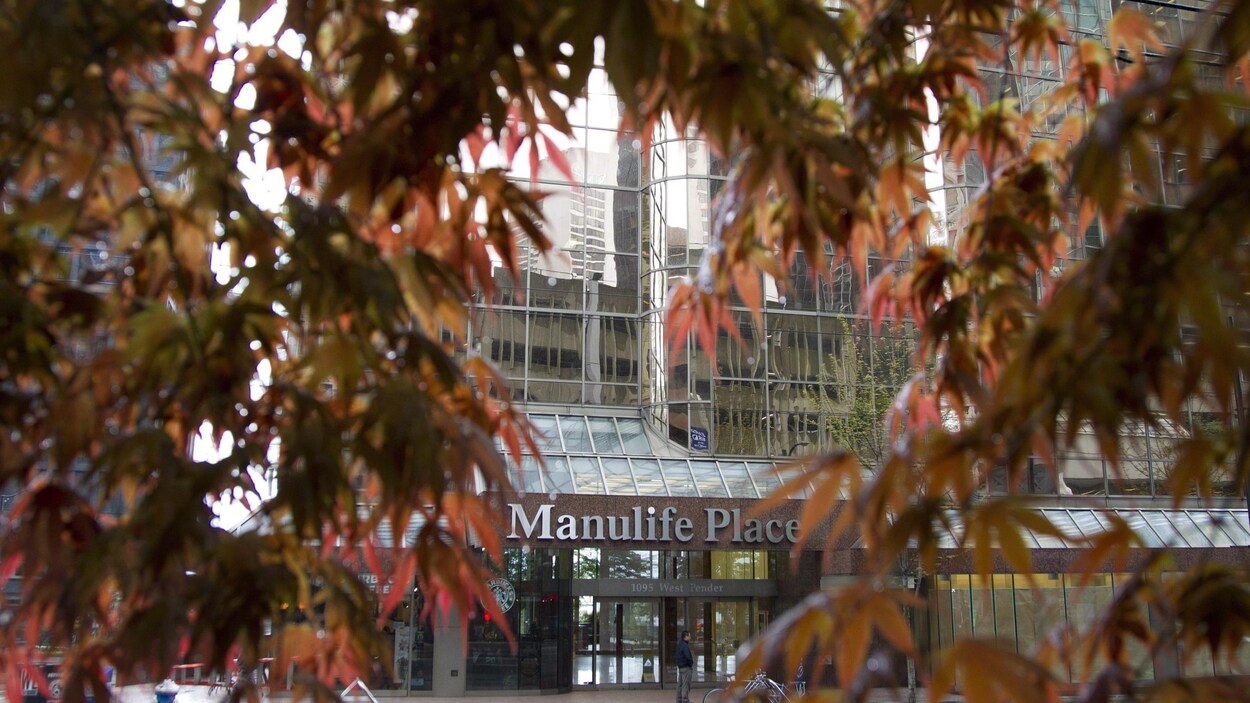 L'entrée d'un immeuble Manuvie au centre-ville de Vancouver.