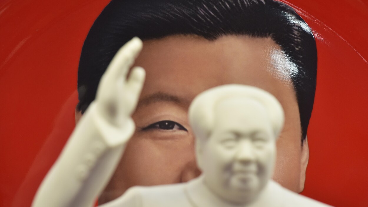 Une affiche derrière une statuette.