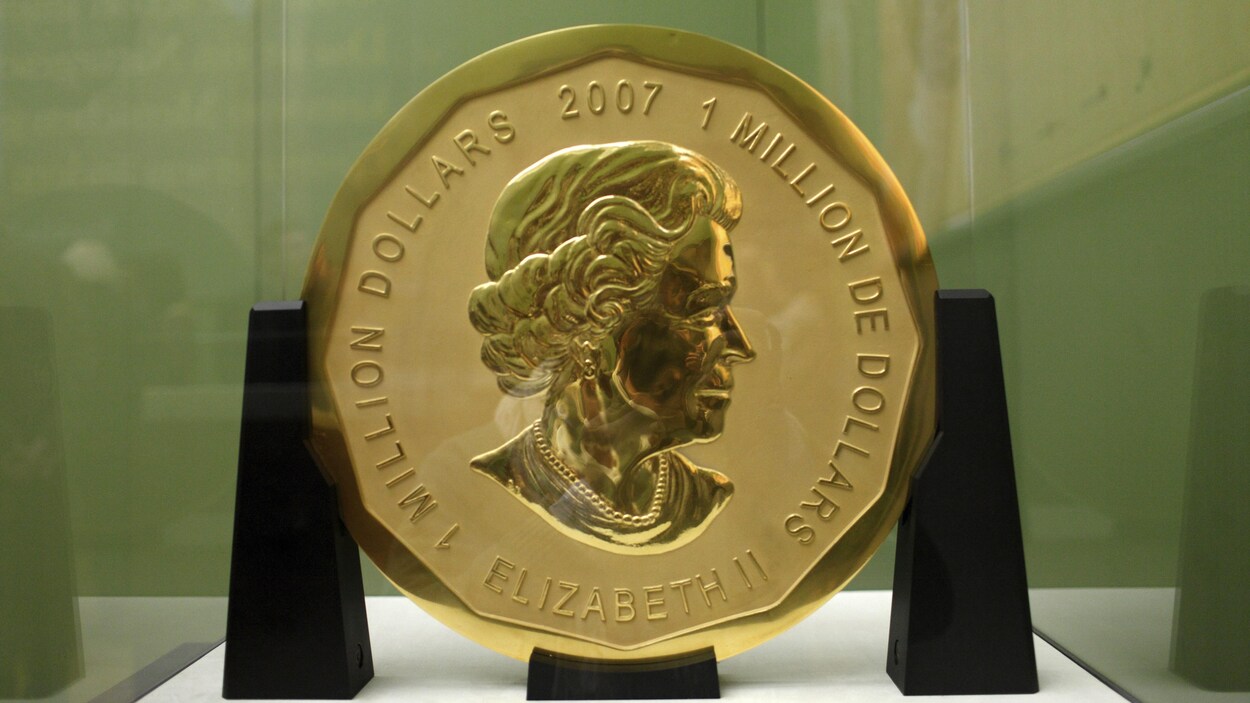 La pièce d'or de 100 kilos appelée Big Mapple Leaf exposée derrière une vitre au musée Bode à Berlin