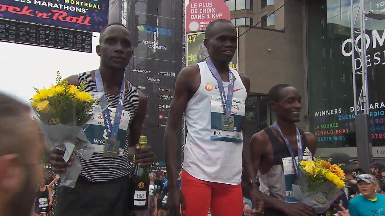 Les trois hommes sur le podium avec leurs médailles