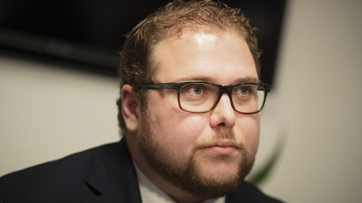 Marc-Antoine Cloutier, avocat associé chez Trivium avocats, sourit légèrement et regarde devant lui.