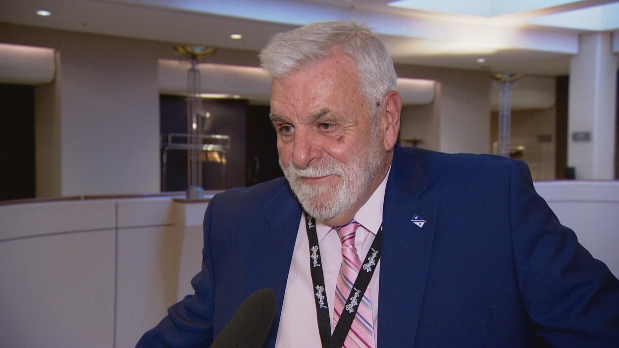Le directeur de l'ACFA provinciale, Marc Arnal répondant aux questions des journalistes.