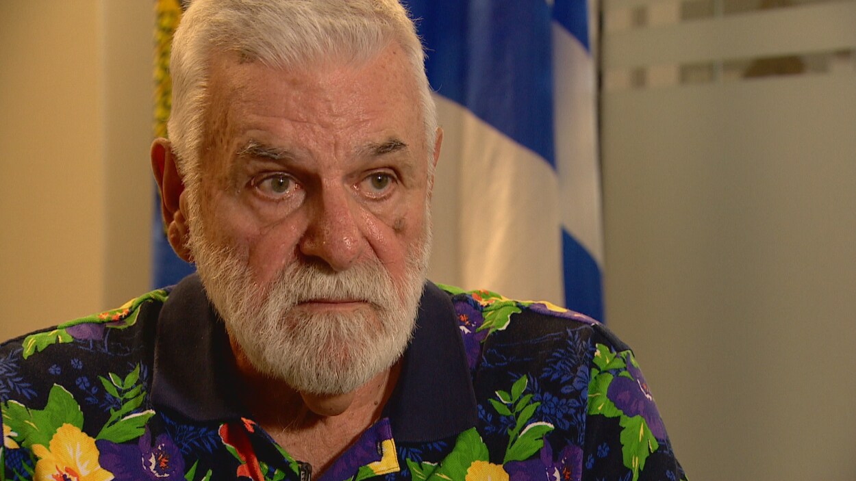 Plan serré de Marc Arnal au regard sérieux.