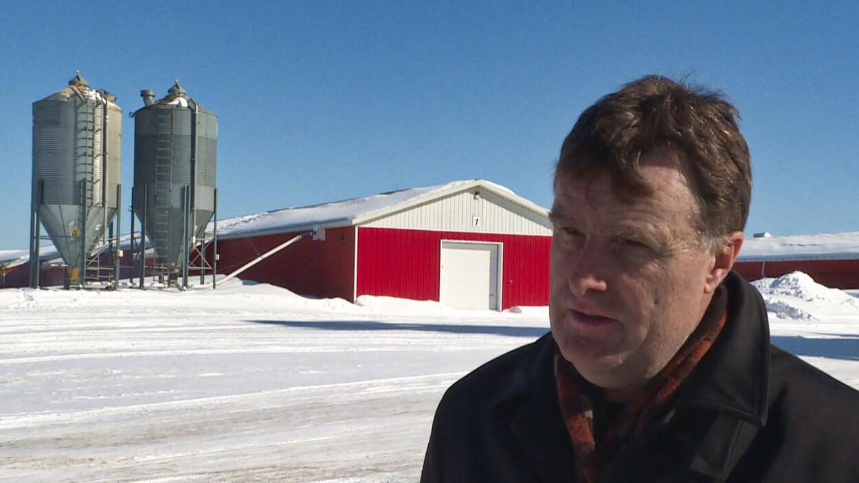 Marc Bourdon, propriétaire de l'entreprise Bourdon Feed and Grain à Maxville, pose face à la caméra devant sa ferme.