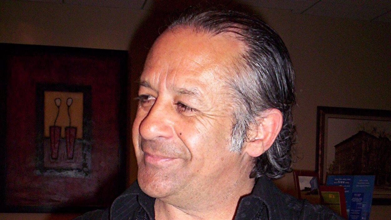 Marc Chouinard, souriant, dans sa maison.