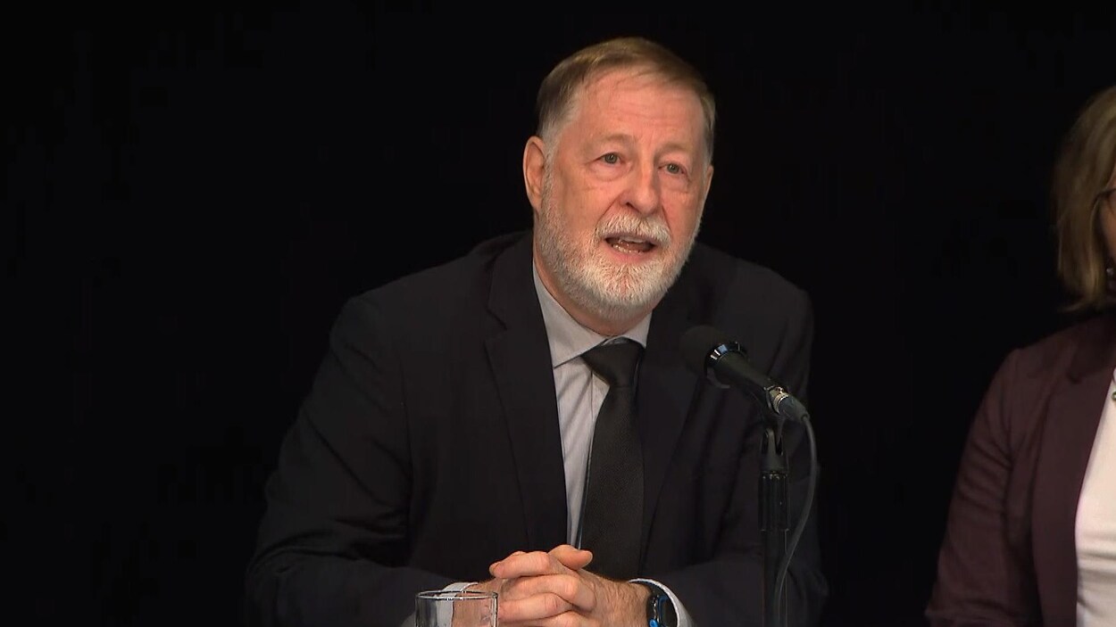 Le maire Demers en conférence de presse.