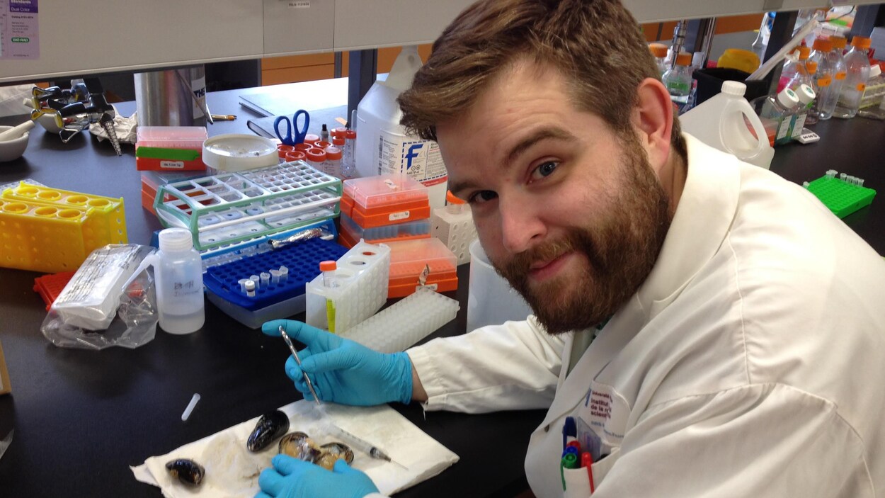 Marc Fraser pose dans un laboratoire. Marc Fraser pose dans un laboratoire.