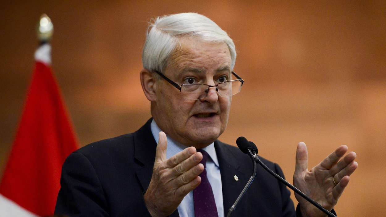 Plan moyen de M. Garneau, qui gesticule en parlant.