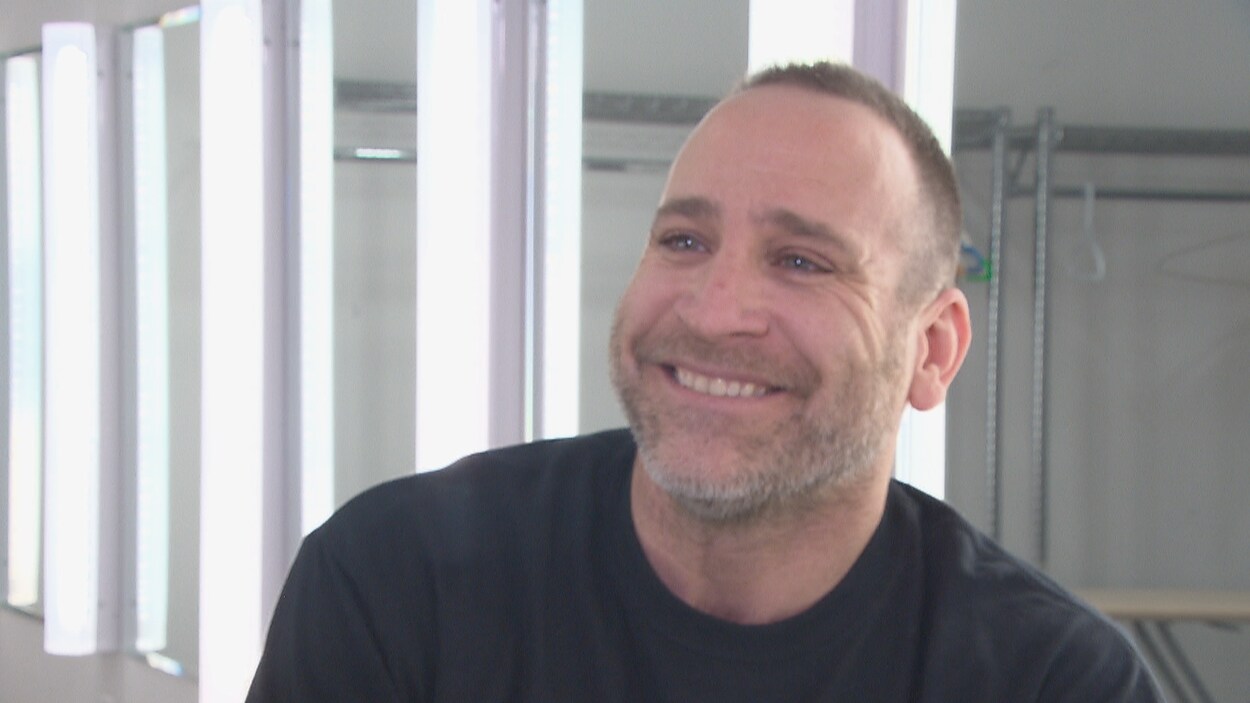 Le comédien Marc Lamontagne souriant, homme dans la quarantaine à l'air sympatique