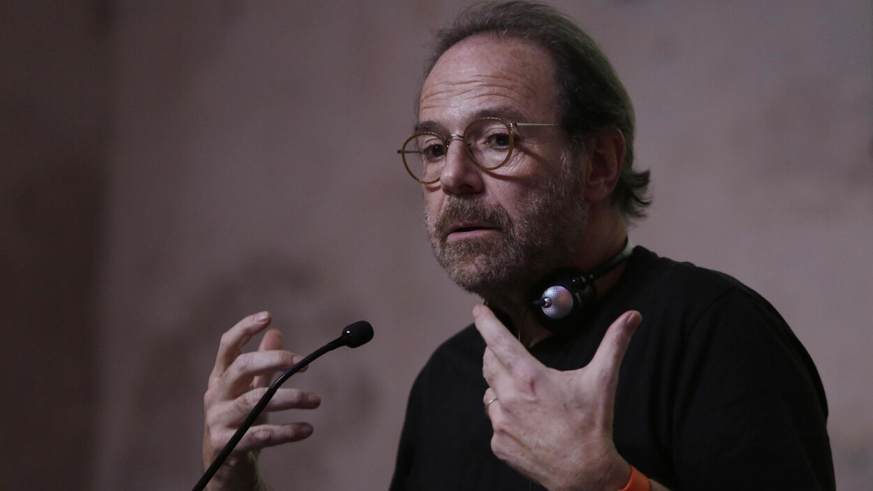 Marc Levy s'exprimant au micro Marc Levy s'exprimant au micro