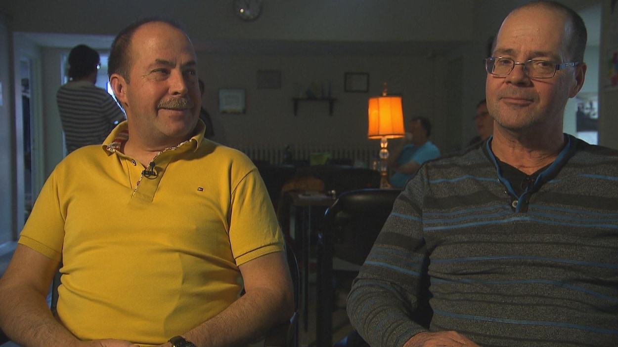 Marc Lépine (à gauche) et son frère Marcel Lépine (à droite), qui vit avec un traumatisme cranio-cérébral.