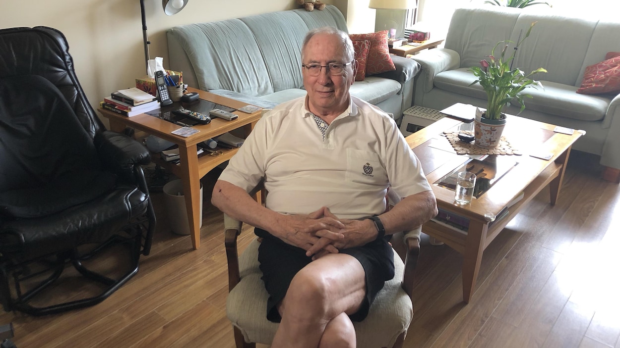 Marc Pettigrew installé sur une chaise dans son logement.