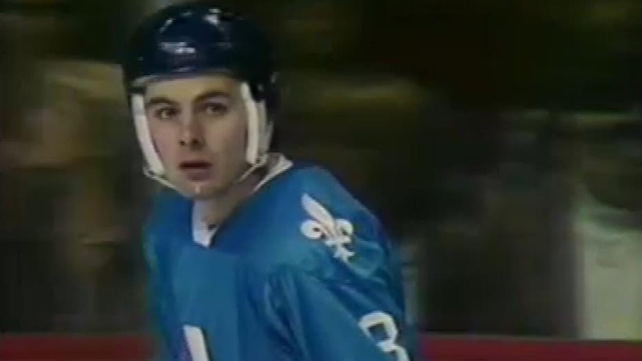 Marc Tardif avec un habit des Nordiques sur la glace.