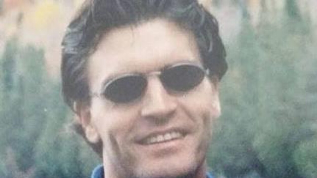 Marc Voisine avec des lunettes fumées