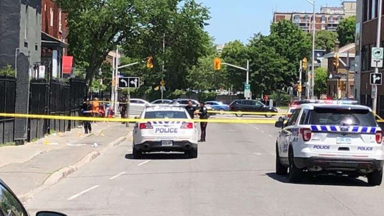 Des auto-patrouilles du Service de police d'Ottawa aux abords d'une scène de crime dans le marché By à Ottawa.