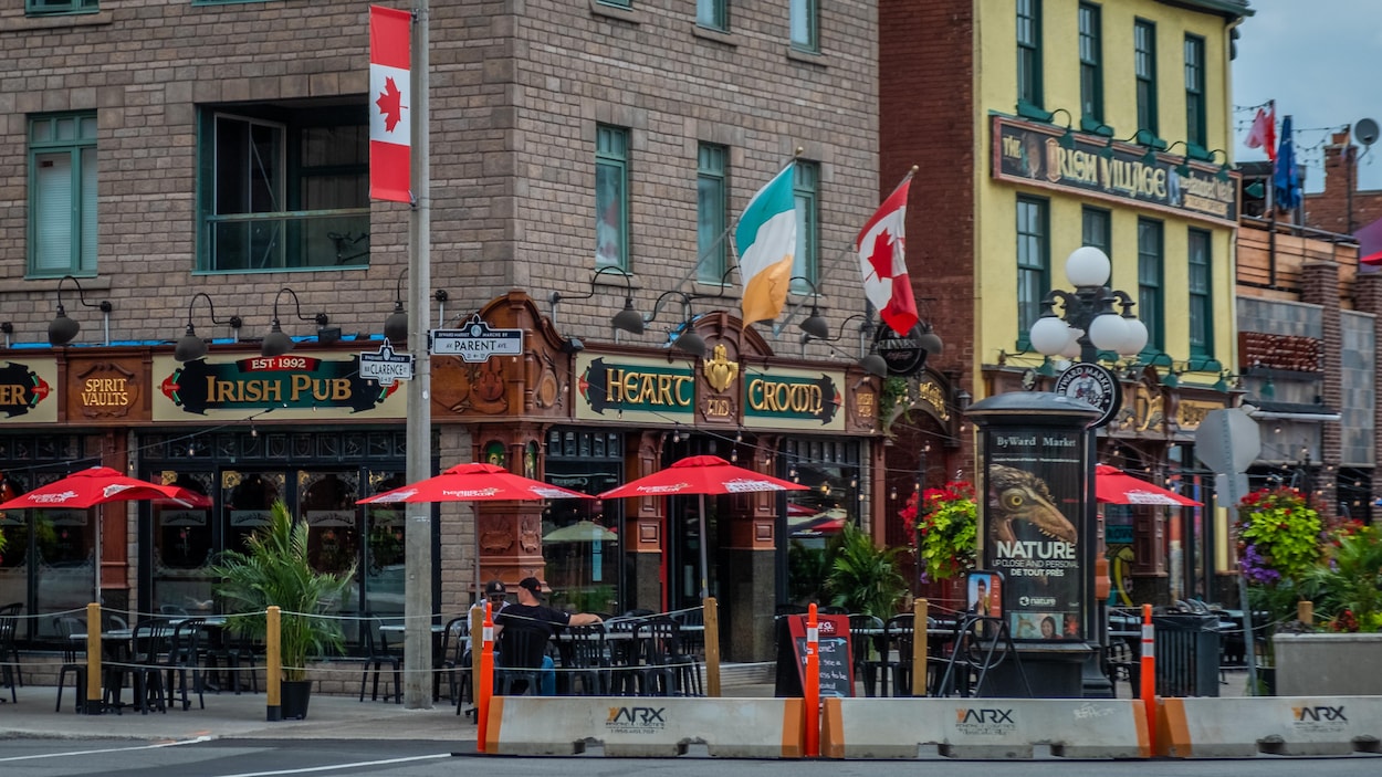 La terrasse du Heart and Crown est clôturée.